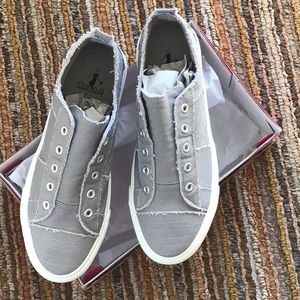 Corky’s Dallas Slip on Sneaker - Grey size 9.